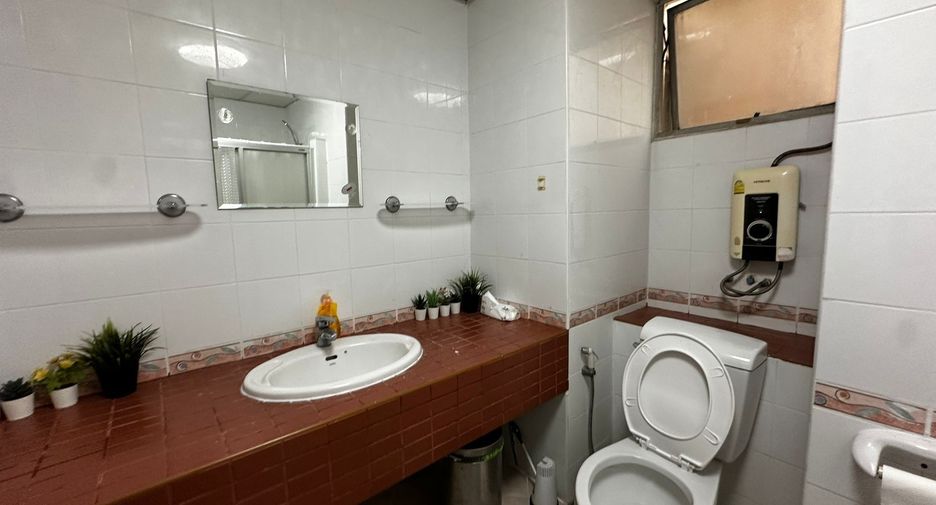 For rent 3 bedrooms condo in Watthana, Bangkok