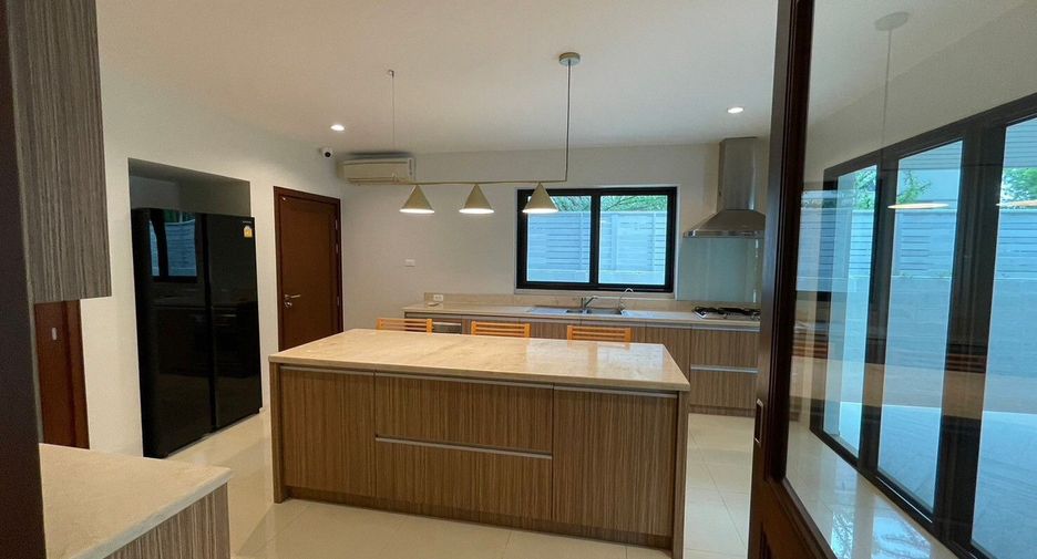 For rent 4 bedrooms villa in Suan Luang, Bangkok