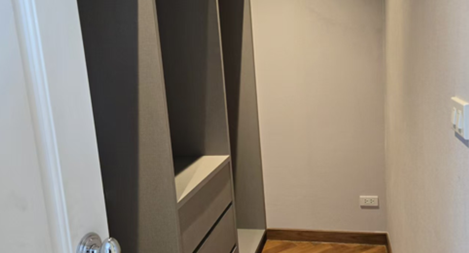 For sale and for rent 4 bedrooms villa in Watthana, Bangkok