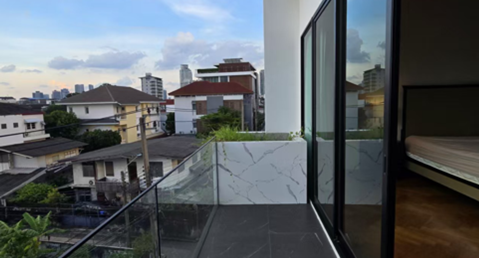 For sale and for rent 4 bedrooms villa in Watthana, Bangkok