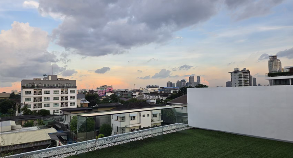 For sale and for rent 4 bedrooms villa in Watthana, Bangkok