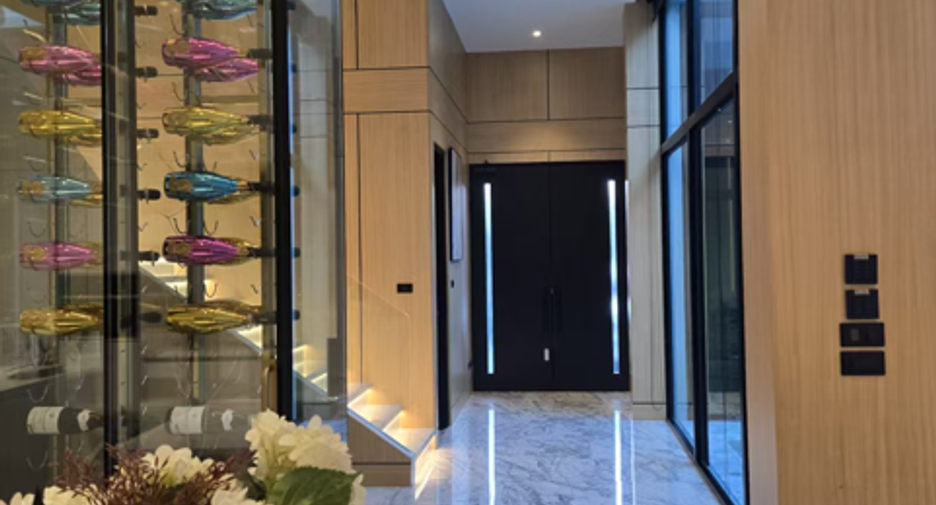 For sale and for rent 4 bedrooms villa in Watthana, Bangkok