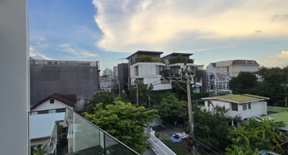 For sale and for rent 4 bedrooms villa in Watthana, Bangkok