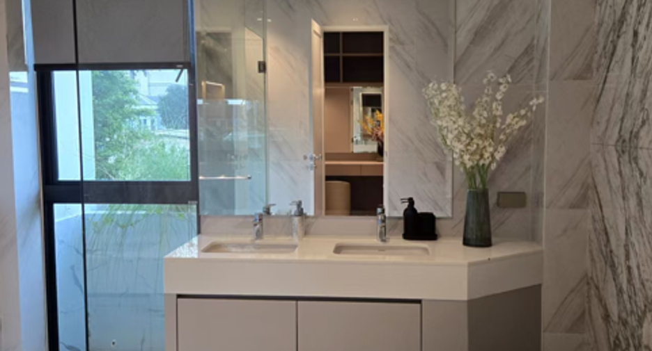 For sale and for rent 4 bedrooms villa in Watthana, Bangkok