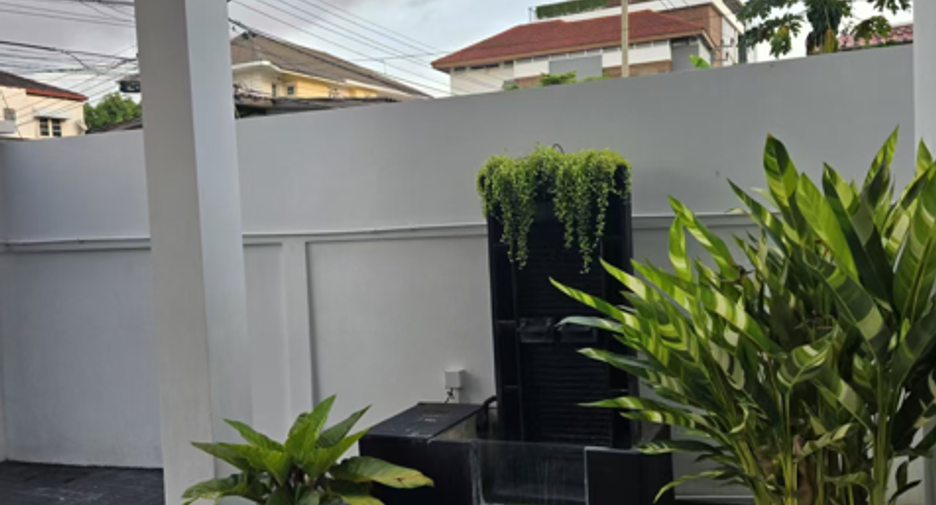 For sale and for rent 4 bedrooms villa in Watthana, Bangkok