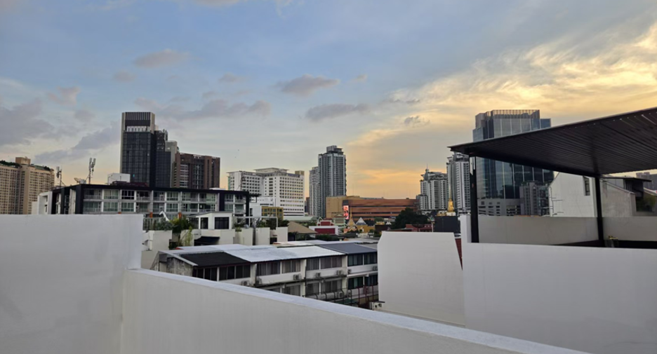 For sale and for rent 4 bedrooms villa in Watthana, Bangkok
