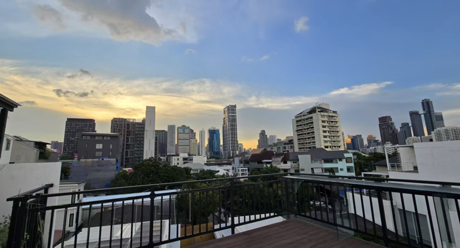 For sale and for rent 4 bedrooms villa in Watthana, Bangkok