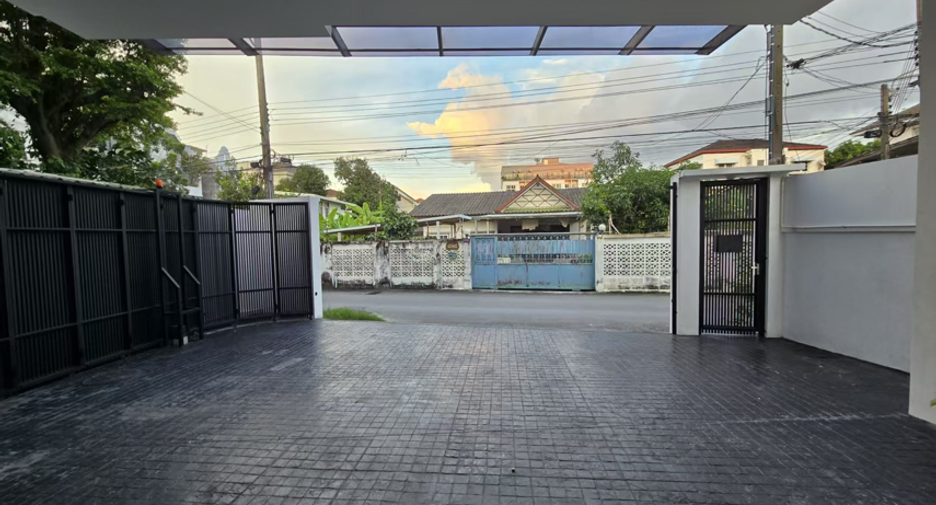 For sale and for rent 4 bedrooms villa in Watthana, Bangkok