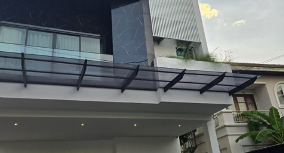 For sale and for rent 4 bedrooms villa in Watthana, Bangkok