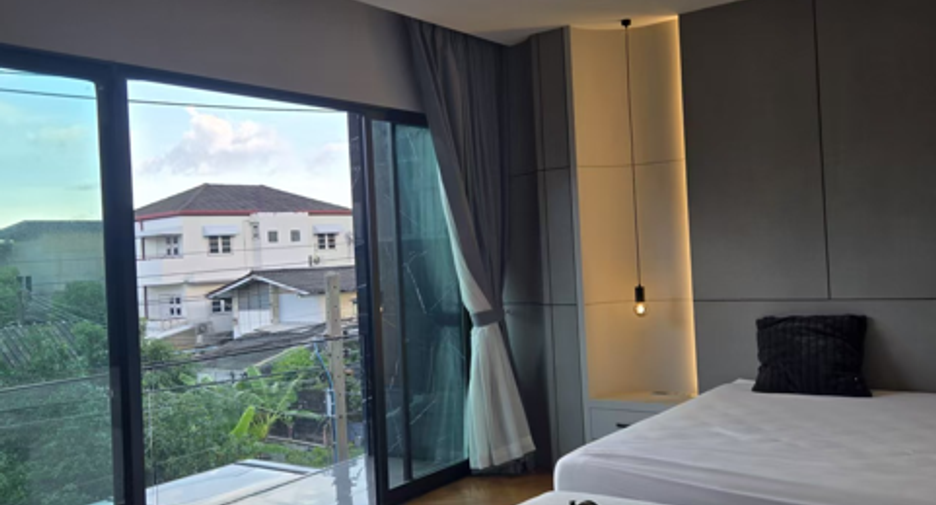 For sale and for rent 4 bedrooms villa in Watthana, Bangkok
