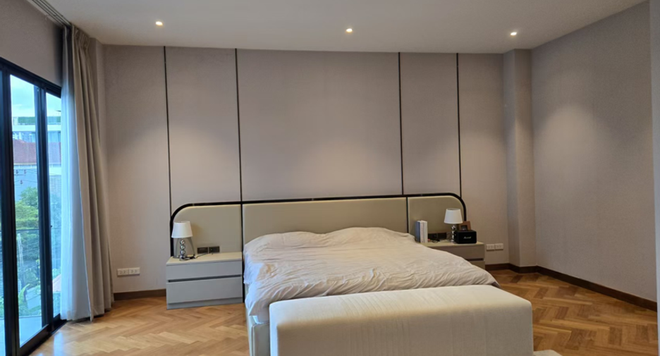 For sale and for rent 4 bedrooms villa in Watthana, Bangkok