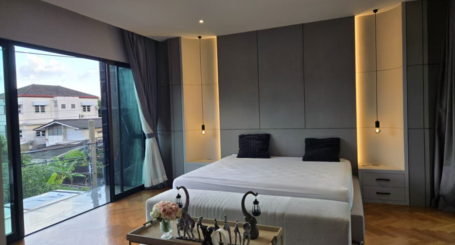 For sale and for rent 4 bedrooms villa in Watthana, Bangkok