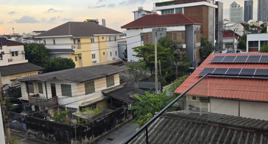 For sale and for rent 4 bedrooms villa in Watthana, Bangkok