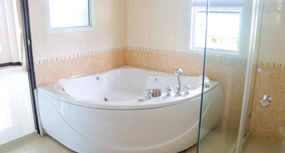 For rent 3 bedrooms villa in Bang Lamung, Chonburi