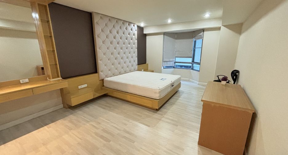 For rent 3 bedrooms condo in Watthana, Bangkok