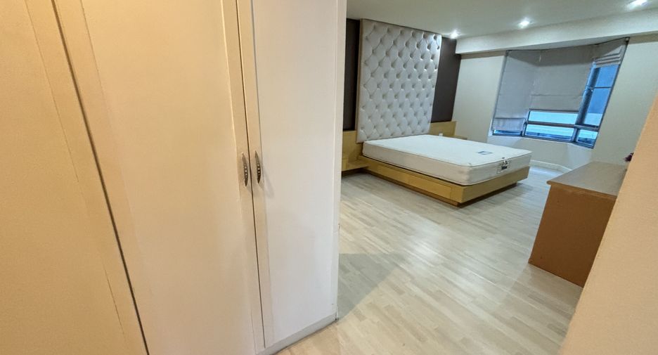 For rent 3 bedrooms condo in Watthana, Bangkok