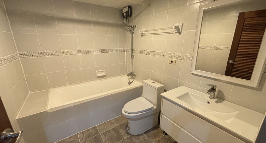 For rent 3 bedrooms condo in Watthana, Bangkok