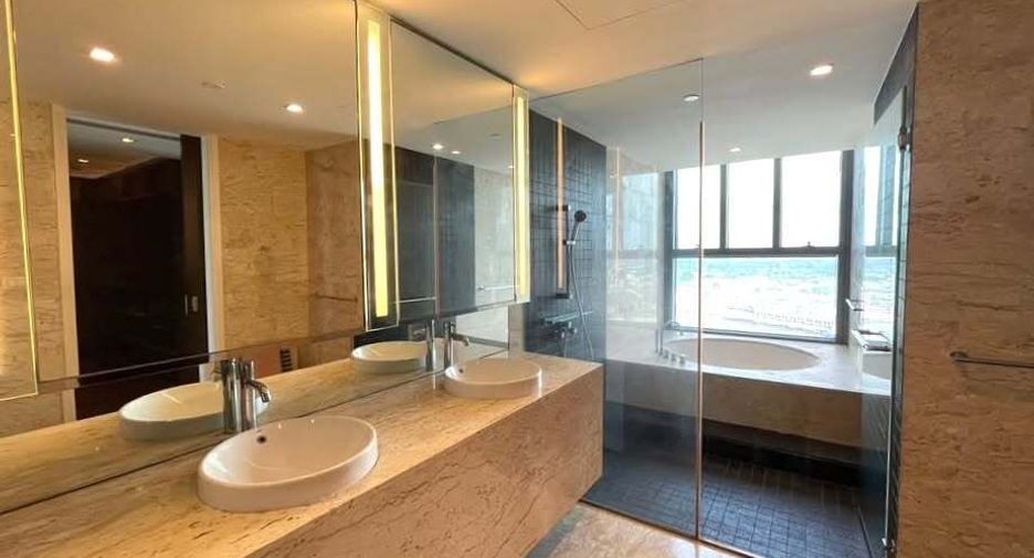 À louer 3 chambres condo à Yan Nawa, Bangkok