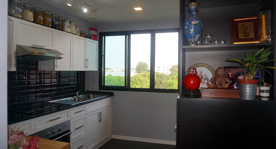 For sale 4 bedrooms retail Space in Phra Khanong, Bangkok