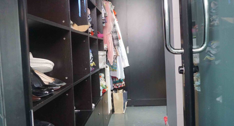 For sale 4 bedrooms retail Space in Phra Khanong, Bangkok