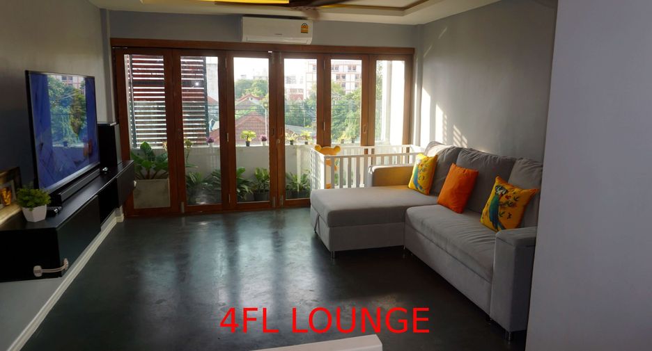 For sale 4 bedrooms retail Space in Phra Khanong, Bangkok