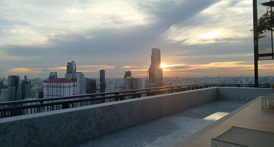 For rent 2 bedrooms condo in Ratchathewi, Bangkok
