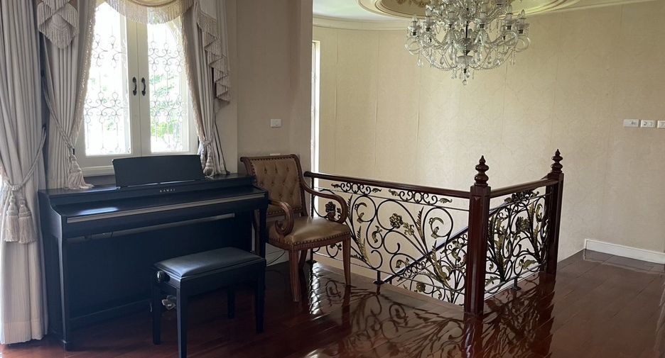 For sale 4 bedrooms house in Phra Khanong, Bangkok