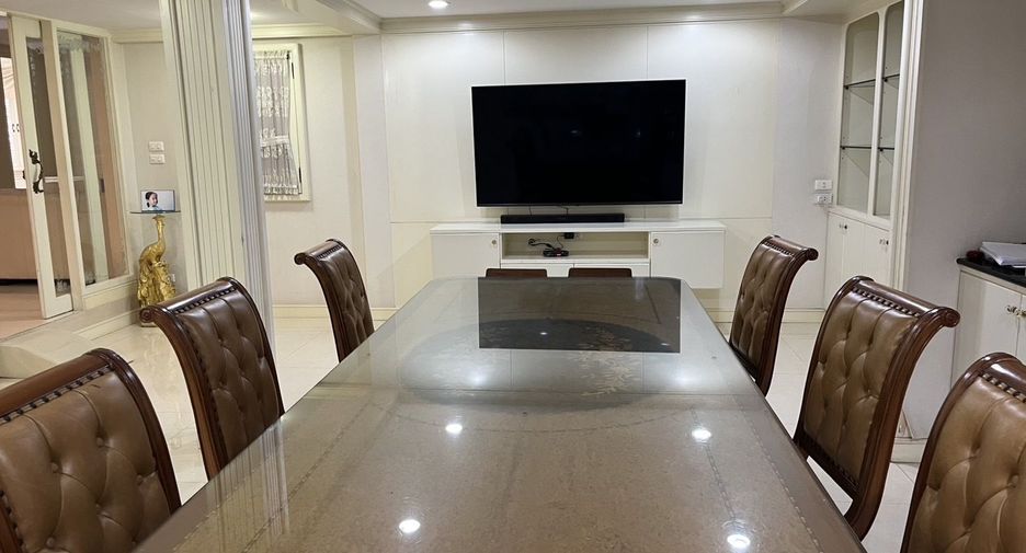 For sale 4 bedrooms house in Phra Khanong, Bangkok