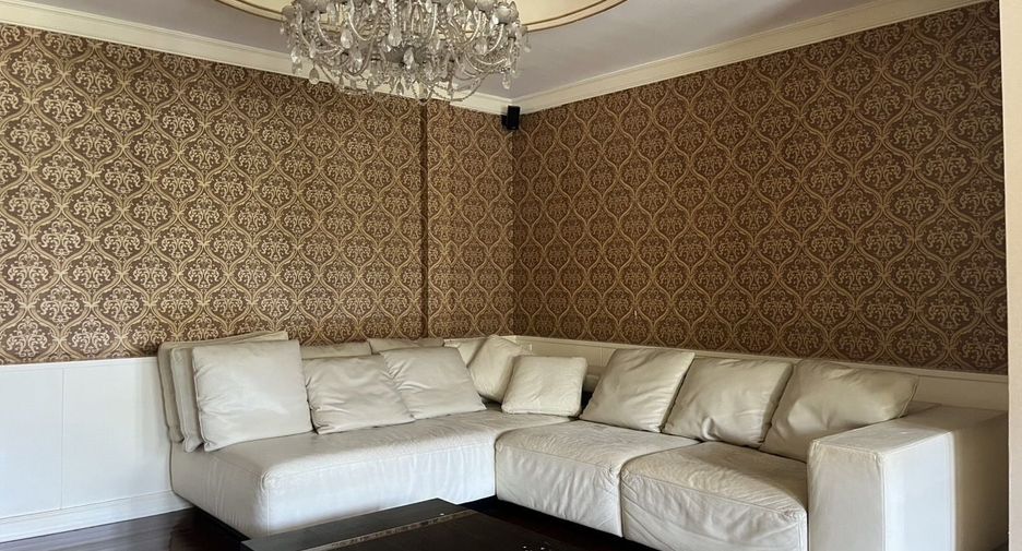 For sale 4 bedrooms house in Phra Khanong, Bangkok