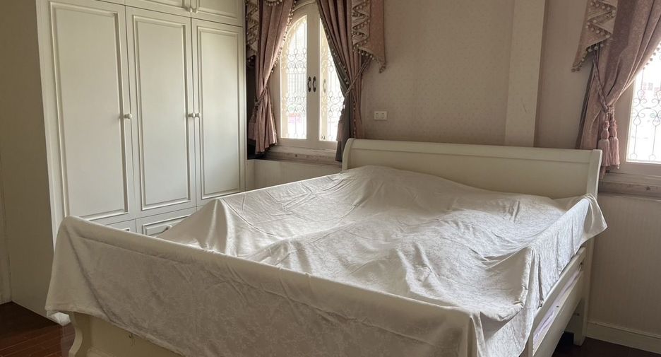 For sale 4 bedrooms house in Phra Khanong, Bangkok