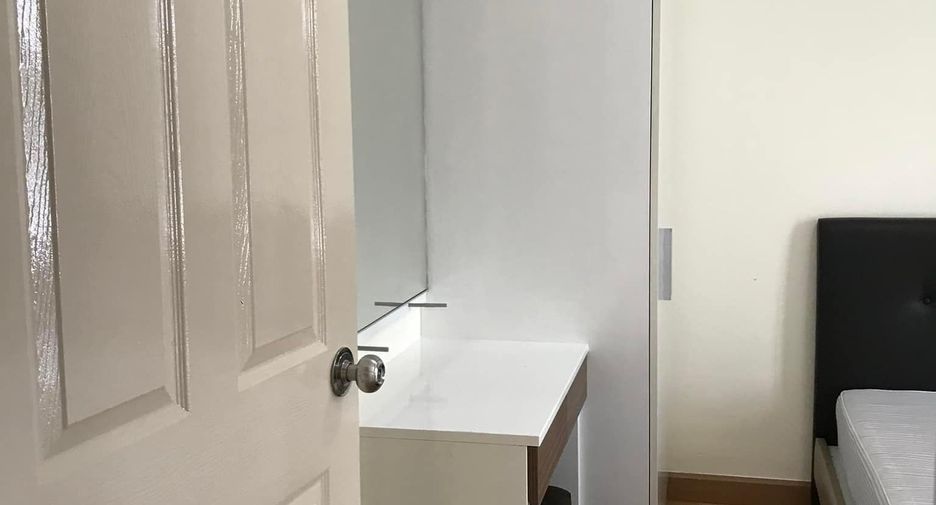 For rent 2 bedrooms condo in Huai Khwang, Bangkok