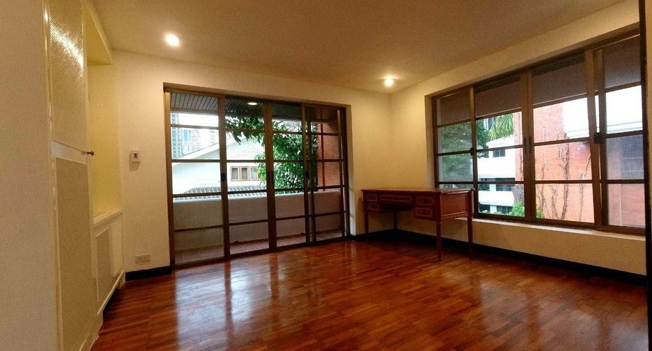 For rent 4 bedrooms townhouse in Pathum Wan, Bangkok