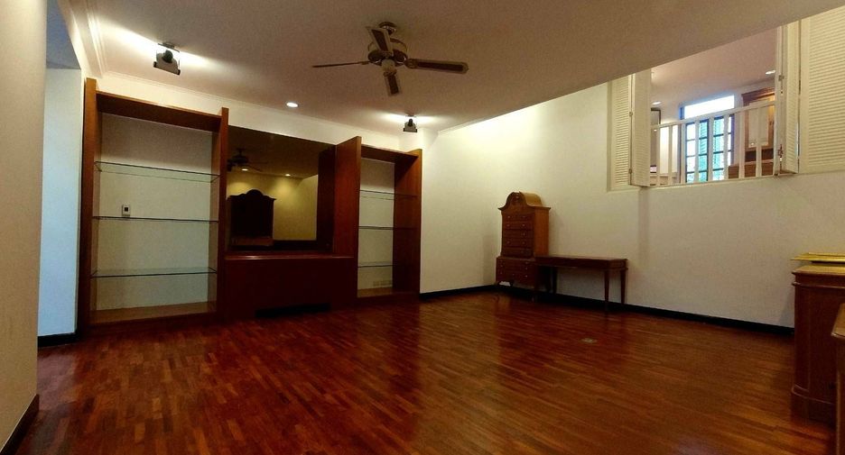 For rent 4 bedrooms townhouse in Pathum Wan, Bangkok