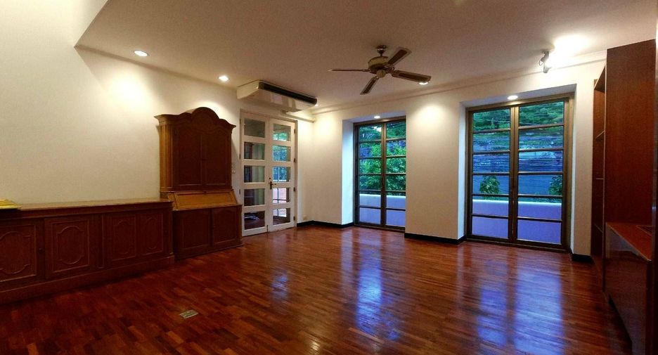 For rent 4 bedrooms townhouse in Pathum Wan, Bangkok