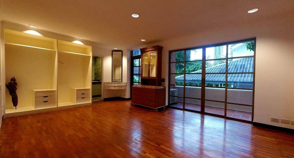 For rent 4 bedrooms townhouse in Pathum Wan, Bangkok
