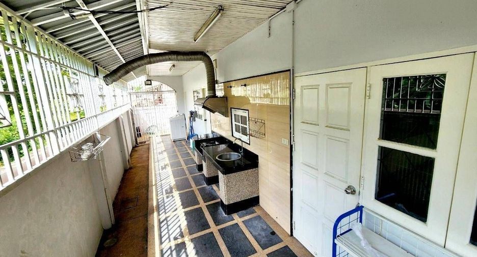 À louer 5 chambres maison à Lat Phrao, Bangkok
