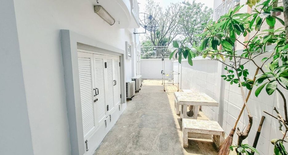 À louer 5 chambres maison à Lat Phrao, Bangkok