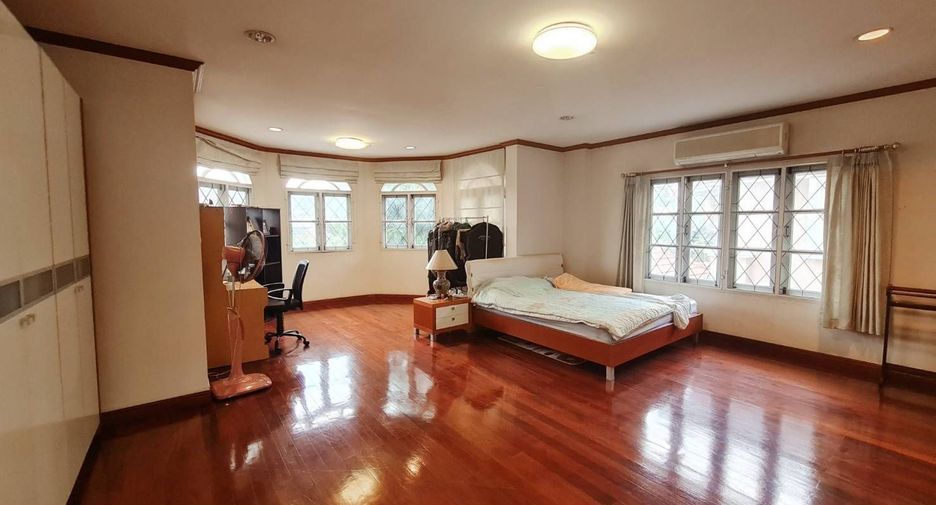 À louer 5 chambres maison à Lat Phrao, Bangkok