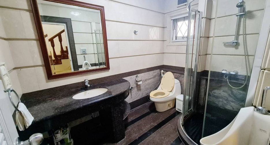 À louer 5 chambres maison à Lat Phrao, Bangkok