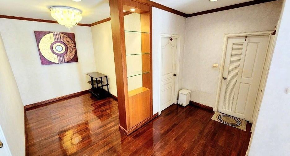 À louer 5 chambres maison à Lat Phrao, Bangkok