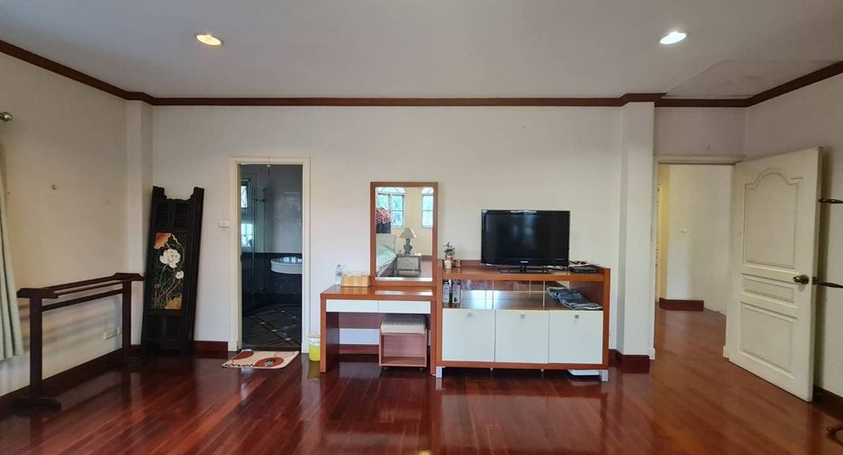 À louer 5 chambres maison à Lat Phrao, Bangkok