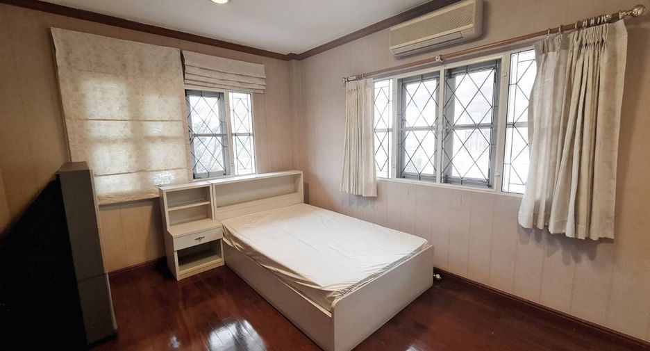 À louer 5 chambres maison à Lat Phrao, Bangkok
