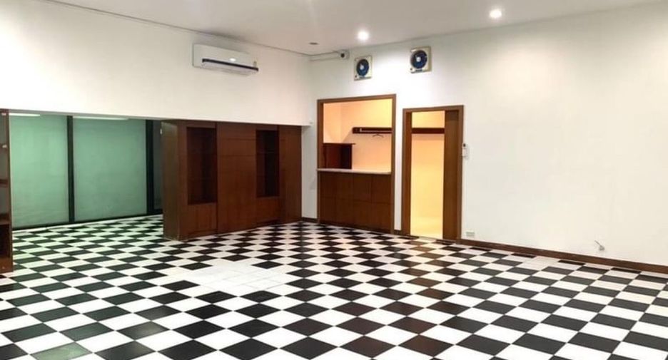 For rent retail Space in Watthana, Bangkok