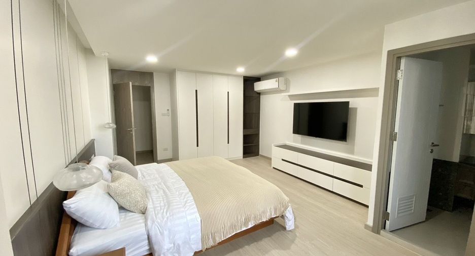 For rent 3 bedrooms condo in Khlong Toei, Bangkok