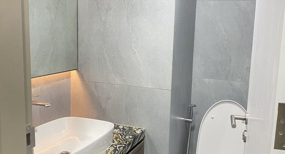 For rent 3 bedrooms condo in Khlong Toei, Bangkok