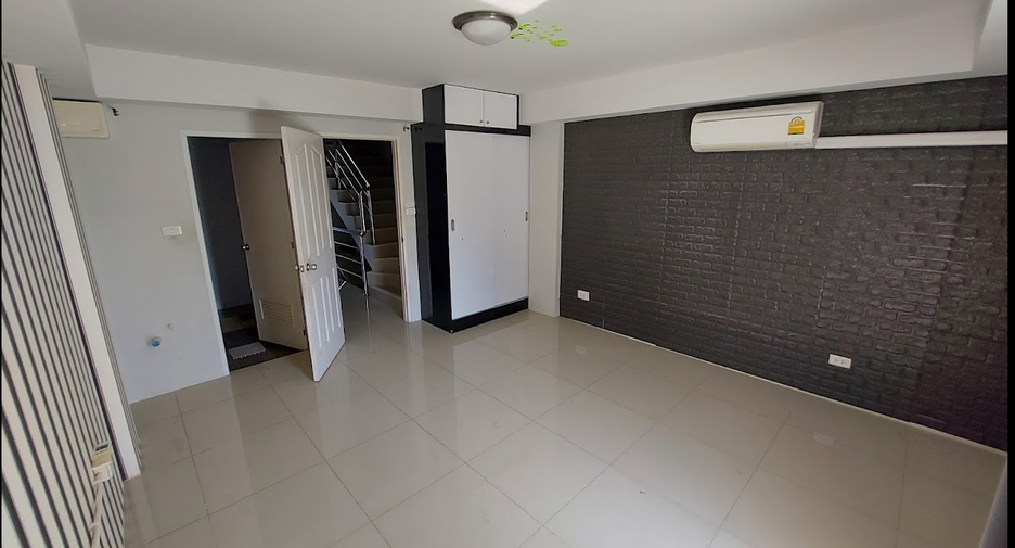 For sale 6 bedrooms retail Space in Si Racha, Chonburi