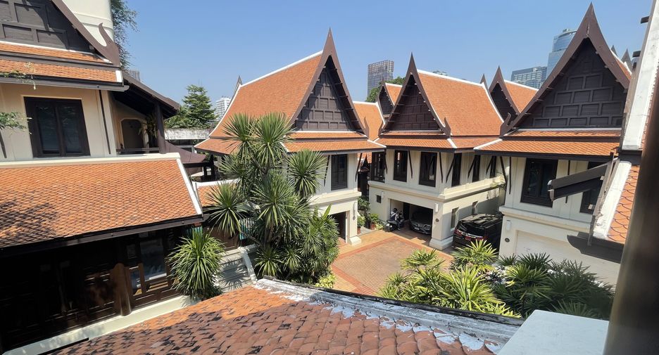 For rent 3 bedrooms house in Khlong Toei, Bangkok