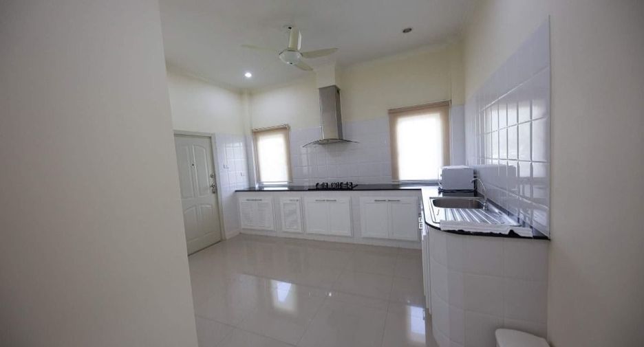 Haus zur Miete mit 5 Zimmer in Bang Lamung, Chonburi