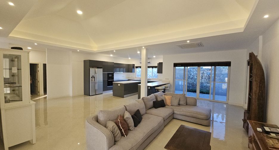 Villa en venta y en alquiler de 5 habitaciones en Bang Lamung, Chonburi