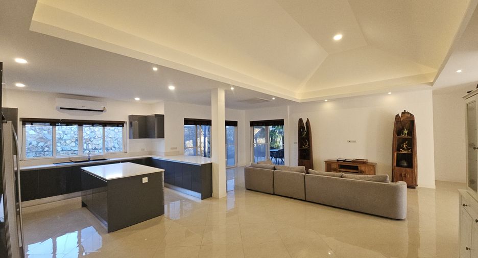 Villa en venta y en alquiler de 5 habitaciones en Bang Lamung, Chonburi